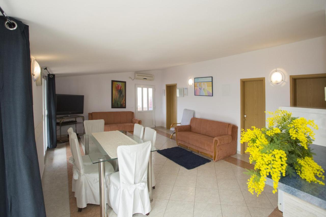 Apartments By The Sea Mavarstica, Ciovo - 12696 Трогир Экстерьер фото